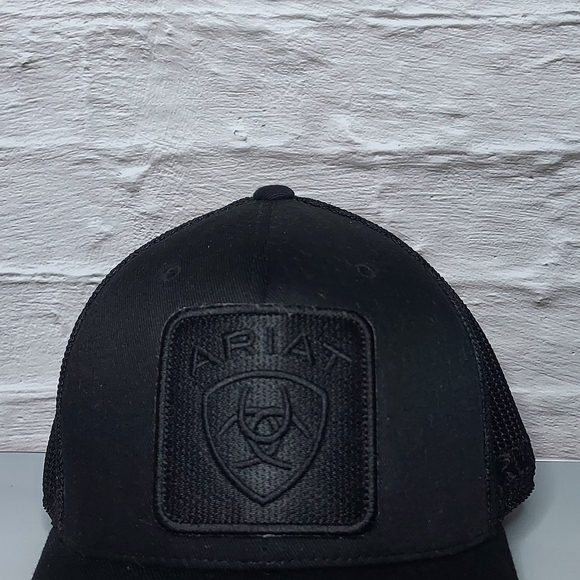 Ariat Black Logo Mesh Hat - Picture 2 of 3